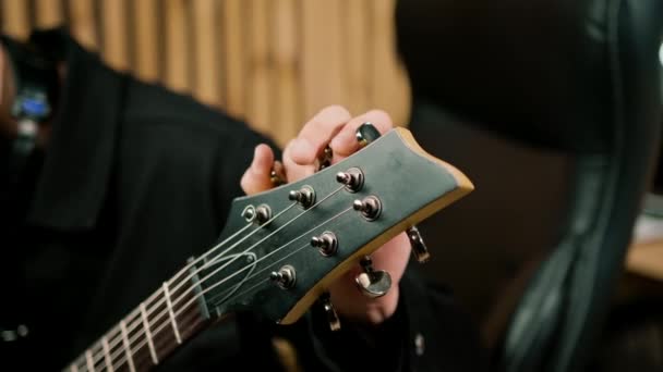 Wykonawca Rockowy Gitarą Elektryczną Studio Nagraniowym Odtwarzanie Własnego Utworu Strojenie — Wideo stockowe