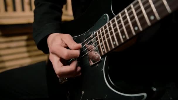 带电吉他的摇滚歌手在录音室录音播放自己的曲目创作歌曲乐器弦乐特写 — 图库视频影像