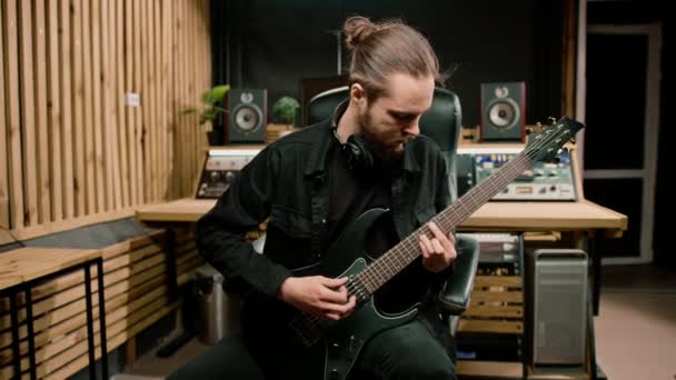 Intérprete Rock Com Guitarra Elétrica Estúdio Gravação Gravação Tocando Própria — Vídeo de Stock