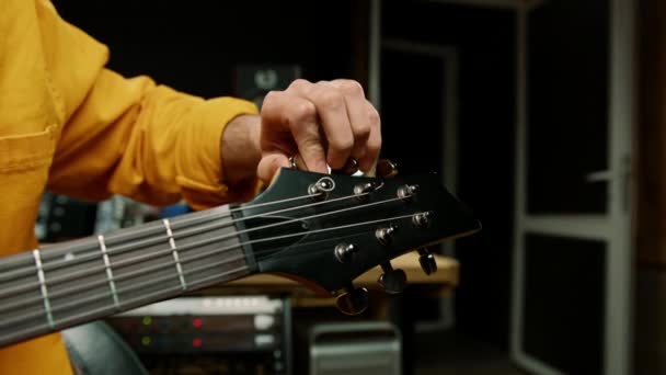 Intérprete Rock Con Guitarra Eléctrica Grabación Estudio Grabación Tocando Pista — Vídeo de stock