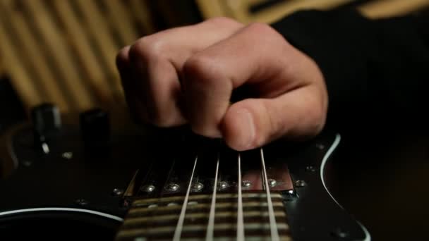 Rock Művész Elektromos Gitár Stúdió Felvétel Játszik Saját Dal Létrehozása — Stock videók