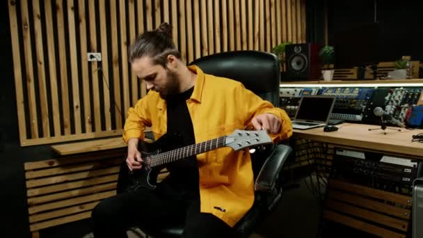 Artista Rock Con Guitarra Eléctrica Estudio Grabación Grabación Tocando Pista — Vídeos de Stock