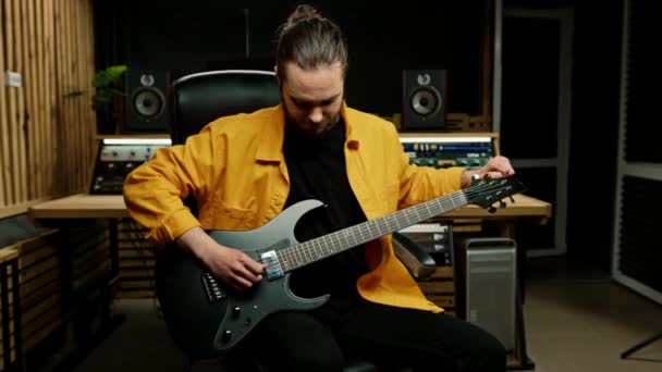 Kayıt Stüdyosunda Elektro Gitarlı Bir Rock Sanatçısı Müzik Enstrümanları Gitar — Stok video