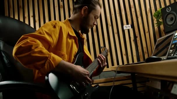 Rock Előadó Elektromos Gitár Stúdió Felvétel Játszik Saját Sávos Hangszer — Stock videók