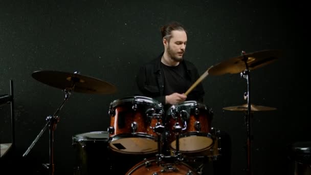 Ung Manlig Trummis Spelar Ett Trumset Inspelningsstudio Professionell Musikers Repetitionslåt — Stockvideo