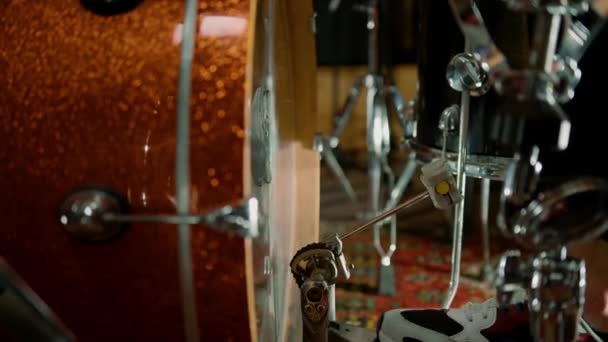 男子脚踏低音鼓板在录音室鼓手室内特写中的应用 — 图库视频影像