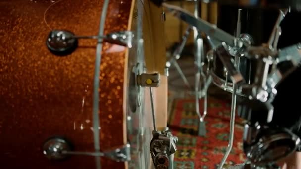 Pied Homme Appuyant Sur Pédale Basse Tambour Dans Studio Enregistrement — Video