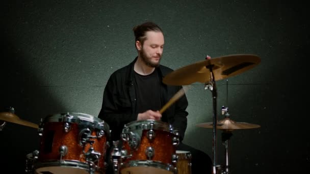 Ung Manlig Trummis Spelar Ett Trumset Inspelningsstudio Professionell Musikers Repetitionslåt — Stockvideo