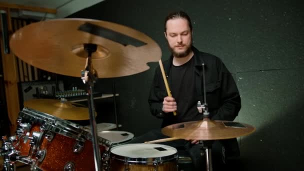 Een Jonge Mannelijke Drummer Speelt Een Drumstel Een Opnamestudio Bij — Stockvideo