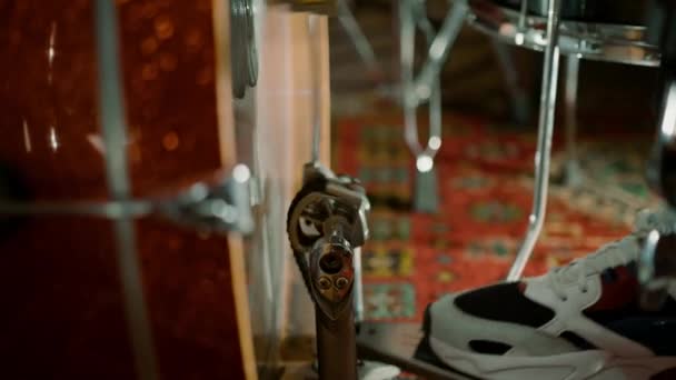 ドラムペダルを押す男の足 スタジオドラマーのドラムを録音する 屋内閉じる — ストック動画