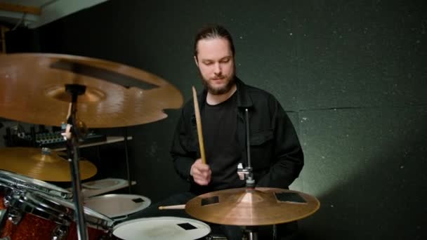 Een Jonge Mannelijke Drummer Speelt Een Drumstel Een Opnamestudio Bij — Stockvideo
