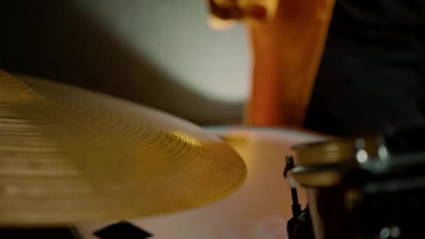 鼓手在一个专业音乐家排练的录音室里演奏一个鼓包 该录音室记录了一首歌 并在乐器特写上敲击木棍 — 图库视频影像