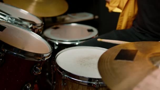 ドラマーはレコーディングスタジオでドラムキットを演奏します プロのミュージシャンリハーサル 楽器のクローズアップにスティックを打つ曲を録音 — ストック動画