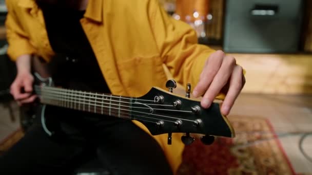 스튜디오에서 기타와 연주자 자신의 문자열 클로즈업 — 비디오