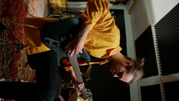 Portrét Mladého Rockového Umělce Elektrickou Kytarou Nahrávacím Studiu Hrající Vlastní — Stock video