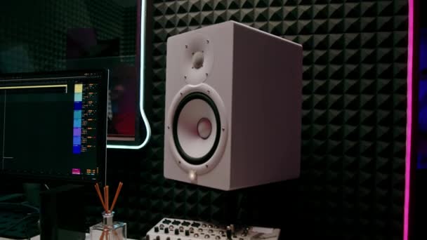 サウンドエンジニアスピーカーサウンドレコーディング機器のための空のプロサウンドレコーディングスタジオイコライザスクリーン — ストック動画
