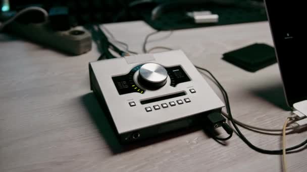 リモートコントロールミキサーは音量レベルを調整して音楽レコーディングスタジオイコライザーボタンを作成します — ストック動画