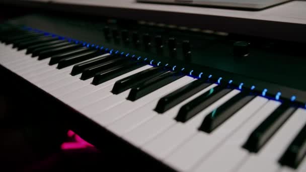 Ключи Профессионального Синтезатора Музыкальных Инструментов Студийном Музыкальном Хобби — стоковое видео