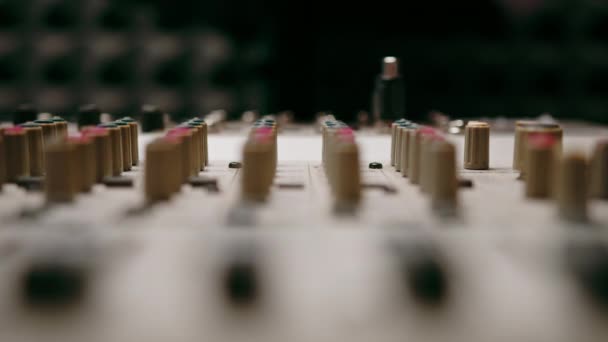 リモートコントロールミキサーは音量レベルを調整して音楽レコーディングスタジオイコライザーボタンを作成します — ストック動画