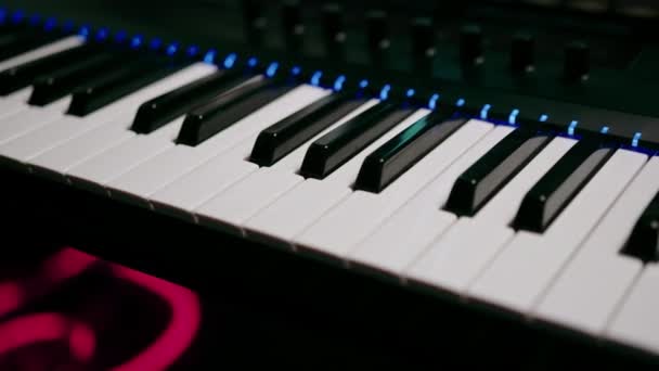 Ключи Профессионального Синтезатора Музыкальных Инструментов Студийном Музыкальном Хобби — стоковое видео