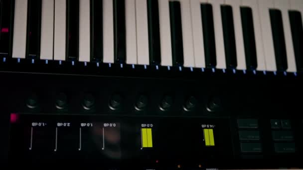 Llaves Del Sintetizador Profesional Del Instrumento Musical Canción Del Estudio — Vídeos de Stock