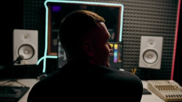 Stüdyo Ses Mühendisi Yapımcısı Şarkıları Ekran Renkli Ses Parçalarını Profesyonel — Stok video
