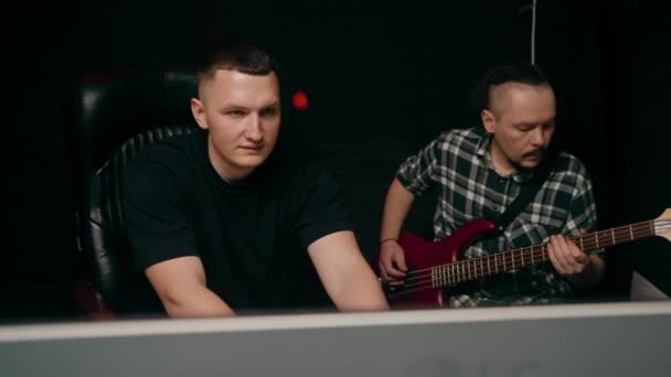 Elektro Gitar Kayıt Stüdyosu Ile Rock Sanatçısı Ses Mühendisiyle Kendi — Stok video
