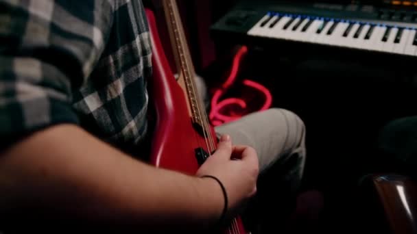 Interprète Rock Avec Guitare Électrique Dans Enregistrement Studio Jouer Propre — Video