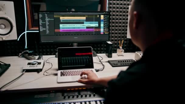 Opname Studio Geluid Ingenieur Producent Mixen Nummers Scherm Kleurrijke Audio — Stockvideo