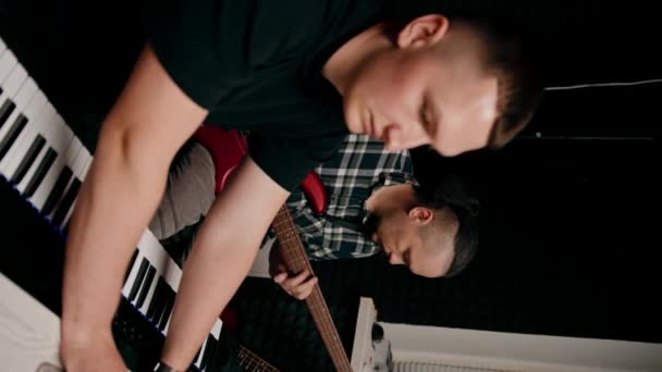 Artista Rock Com Guitarra Elétrica Gravação Estúdio Gravação Tocando Faixa — Vídeo de Stock