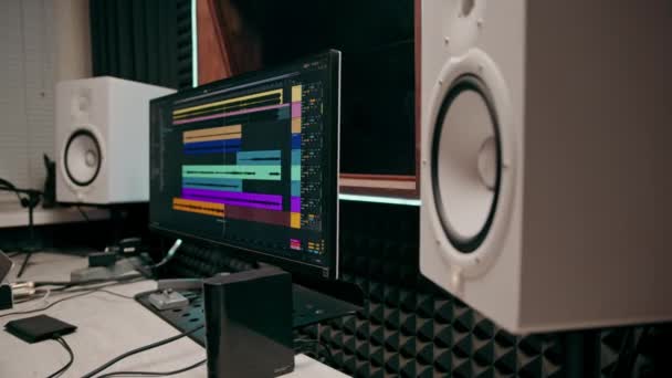 レコーディングスタジオサウンドエンジニアプロデューサーは 曲スクリーンカラフルなオーディオトラックプロの音楽機器をミックス — ストック動画