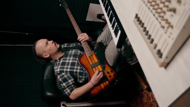 Rock Előadó Elektromos Gitár Stúdió Felvétel Játszik Saját Pálya Hangszer — Stock videók