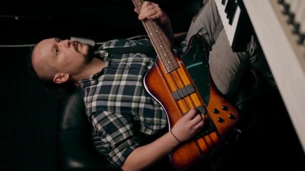 Rock Előadó Elektromos Gitár Stúdió Felvétel Játszik Saját Pálya Hangszer — Stock videók
