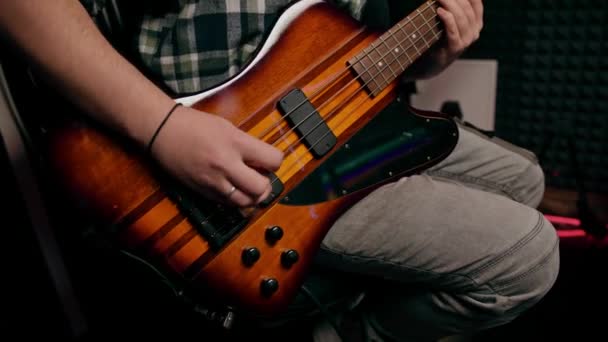 Intérprete Rock Com Guitarra Elétrica Gravação Estúdio Gravação Tocando Própria — Vídeo de Stock