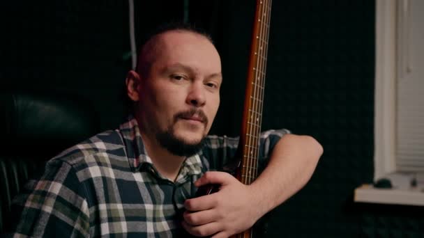 Porträtt Rockartist Med Elgitarr Inspelningsstudio Innehar Ett Musikinstrument Hans Händer — Stockvideo