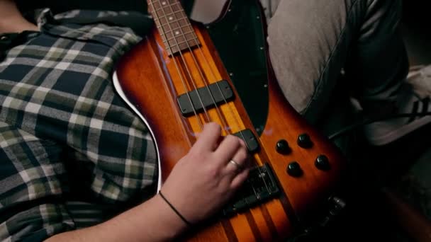 Elektro Gitar Kayıt Stüdyosu Ile Rock Sanatçısı Kendi Şarkısını Çalıyor — Stok video