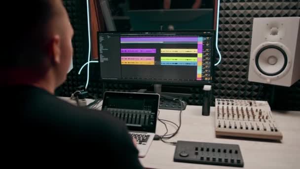 Recording Studio Sound Engineer Producer Mixes Songs Screen Colorful Audio — Stock Video