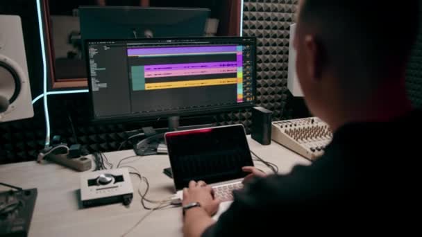 レコーディングスタジオサウンドエンジニアプロデューサーは 曲スクリーンカラフルなオーディオトラックプロの音楽機器をミックス — ストック動画