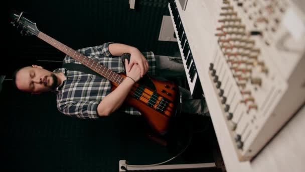 스튜디오에서 기타와 공연자의 초상화는 악기를 자신의 문자열 멜로디 비디오를 — 비디오