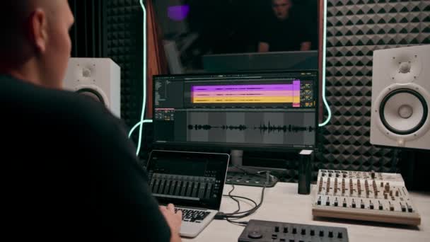 Productor Sonido Estudio Grabación Mezcla Canciones Pantalla Colorido Pistas Audio — Vídeo de stock