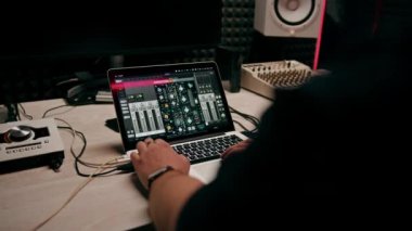 Profesyonel kayıt stüdyosu ses mühendisi ile parmak ses seviyesini ayarlar ses konsolu dengeleyicisi müzik yapar