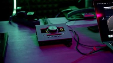 Profesyonel kayıt stüdyosu ses mühendisi parmağı ses düzeyini ayarlar karıştırıcı konsol eşitleştirici müzik oluşturma neon ışığı