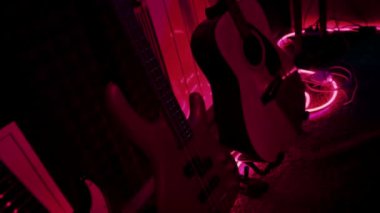 profesyonel kayıt stüdyosu kayıt ekipmanı müzik aleti gitar yakın çekim neon ışığı