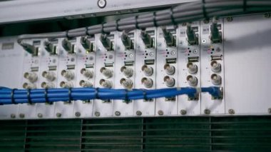 Bir veri merkezindeki bir sunucu odasındaki ağ yama kablolarının bir yığın veri iletim fiber optik bilgi teknolojisinin yakın plan görüntüsü