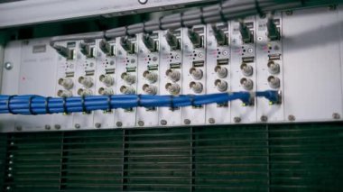 Bir veri merkezindeki bir sunucu odasındaki ağ yama kablolarının bir yığın veri iletim fiber optik bilgi teknolojisinin yakın plan görüntüsü