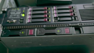 Bir otel veya teknoloji merkezindeki veri merkezi odasındaki rafa monte edilmiş bir bilgisayar sunucusu dijital iletişim sitesi soyut veri kavramı