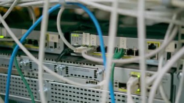 Bir veri merkezindeki bir sunucu odasındaki ağ yama kablolarının bir yığın veri iletim fiber optik bilgi teknolojisinin yakın plan görüntüsü