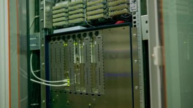 Bir otel veya teknoloji merkezindeki veri merkezi odasındaki rafa monte edilmiş bir bilgisayar sunucusu dijital iletişim sitesi soyut veri kavramı