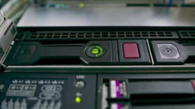 Bir otel veya teknoloji merkezindeki veri merkezi odasındaki rafa monte edilmiş bir bilgisayar sunucusu dijital iletişim sitesi soyut veri kavramı