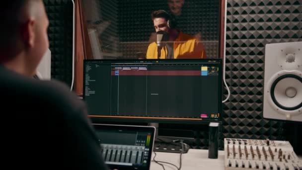 Jeune Rappeur Pop Enregistrant Émotionnellement Une Nouvelle Chanson Dans Studio — Video